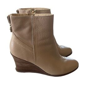 Lucca Lane “Zippy” Leather Ankle Boots beige EUC zipper size 6 wedge heels